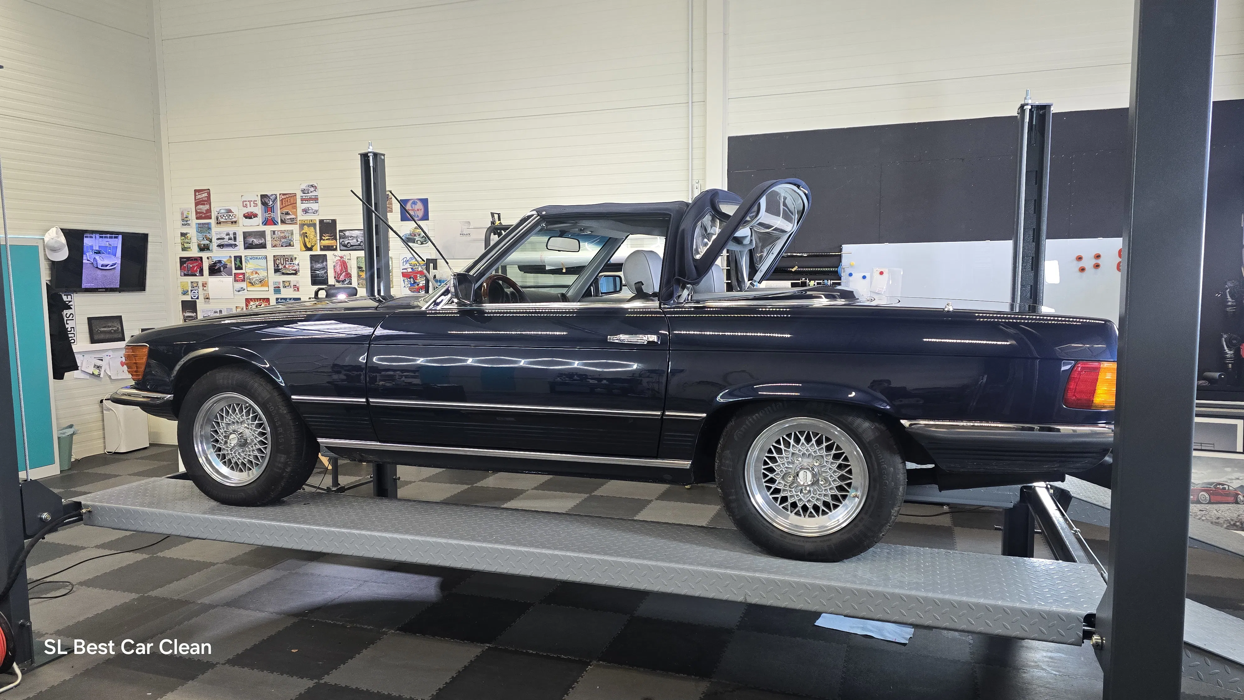 Mercedes-Benz 380 SL nach der Lackaufbereitung bei SL Best Car Clean in Konstanz.