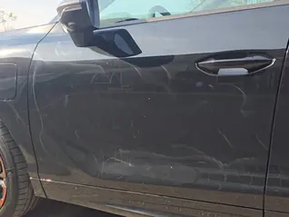 Schlechte Autopolitur mit sichtbaren Hologrammen und Kratzern im Lack durch falsche Aufbereitung.