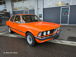 Youngtimer Pflege Schweiz: Klassischer oranger BMW E21 perfekt aufbereitet in der Bodensee-Region.