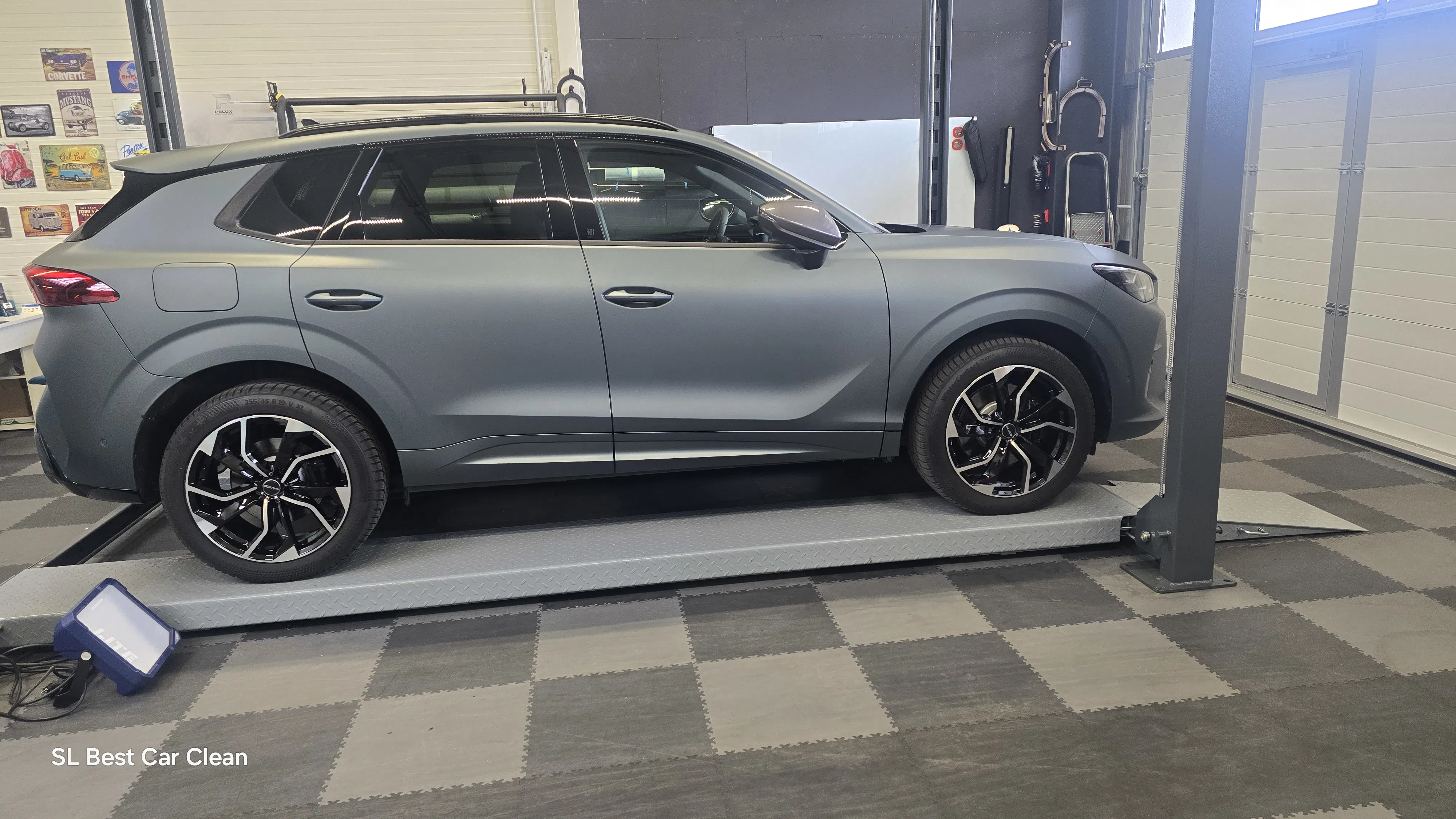 Inhaber Sergej Lang bei der professionellen Lackversiegelung am Bodensee.