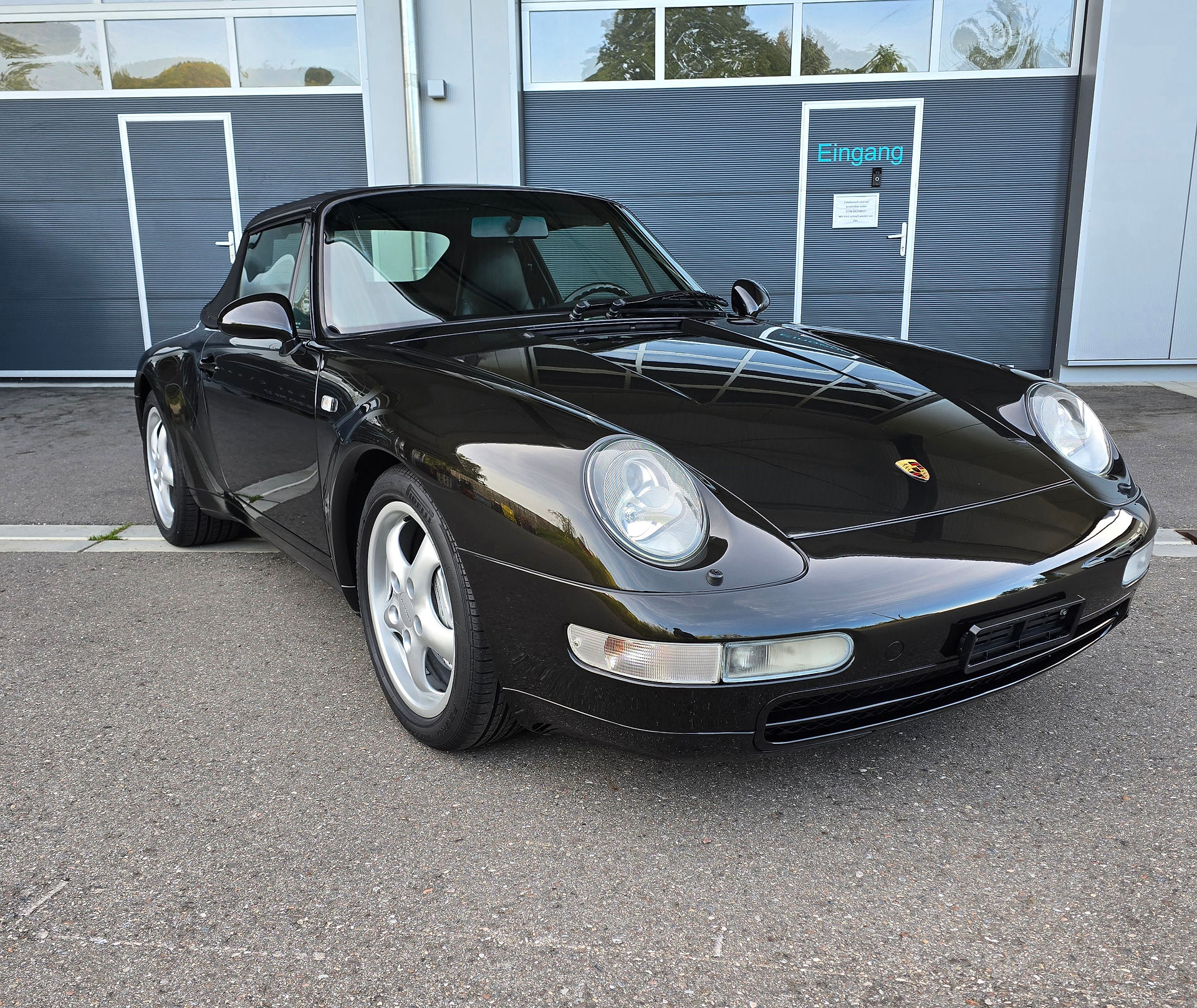 Porsche 993 Detailing: Hochglanz-Ergebnis nach Lackveredelung für Kunden aus der Schweiz und Konstanz.