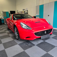 Professionelle Lackpolitur eines Sportwagens bei SL Best Car Clean Stockach