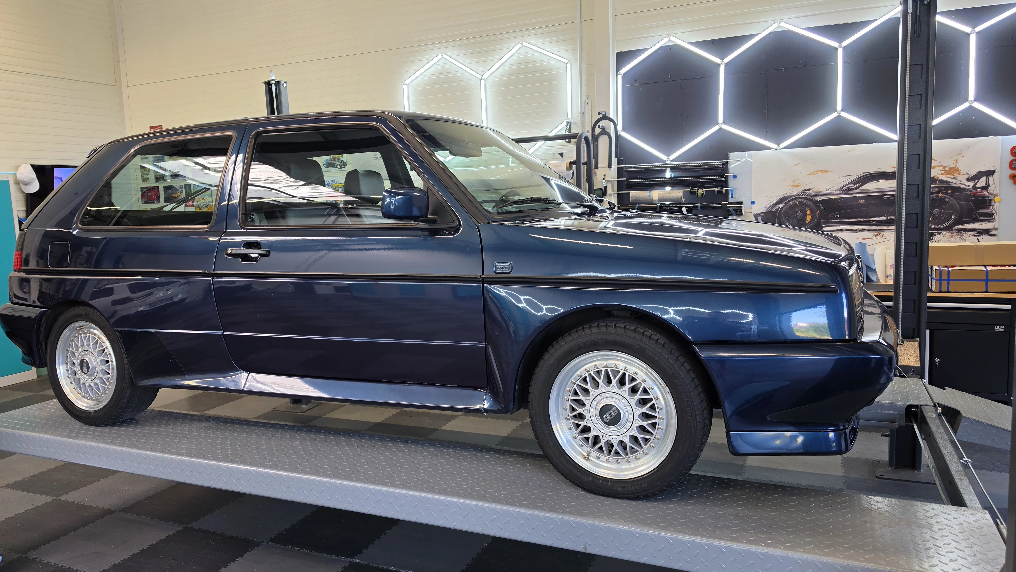 VW Rallye Golf 2 auf der Hebebühne bei der Lackaufbereitung von Sergej Lang