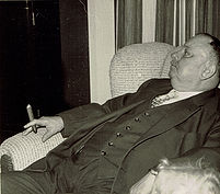 Ilse&Heinz 1953 2 Heinrich mit Zigarre.JPEG