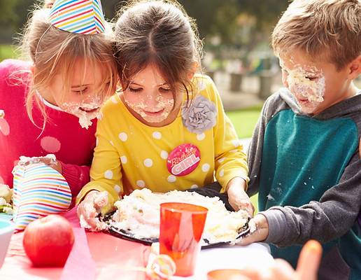 Enfants à une fête d'anniversaire