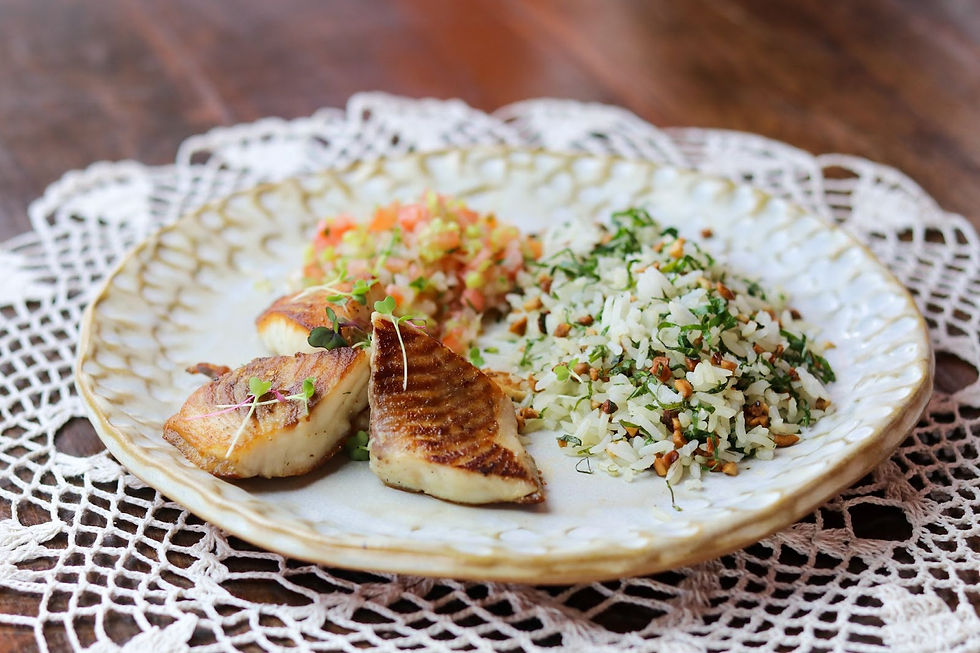 Filé de tilápia grelhada com arroz de couve e castanhas e vinagrete de abacate - Imagem: Agência Labverso