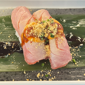 048C. Nigiri tonno spicy flambe