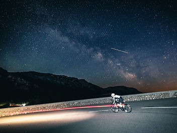 Aventurier à vélo sous les etoiles en pleine traversée de la France descente de col – Vincent Brémond