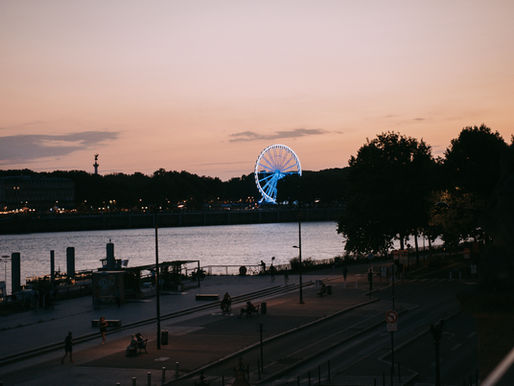 Avec l’arrivée du printemps, le rooftop de La Belle en Folie se réinvente pour offrir une ambiance encore plus chaleureuse et conviviale ✨