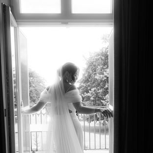 Braut am Fenster