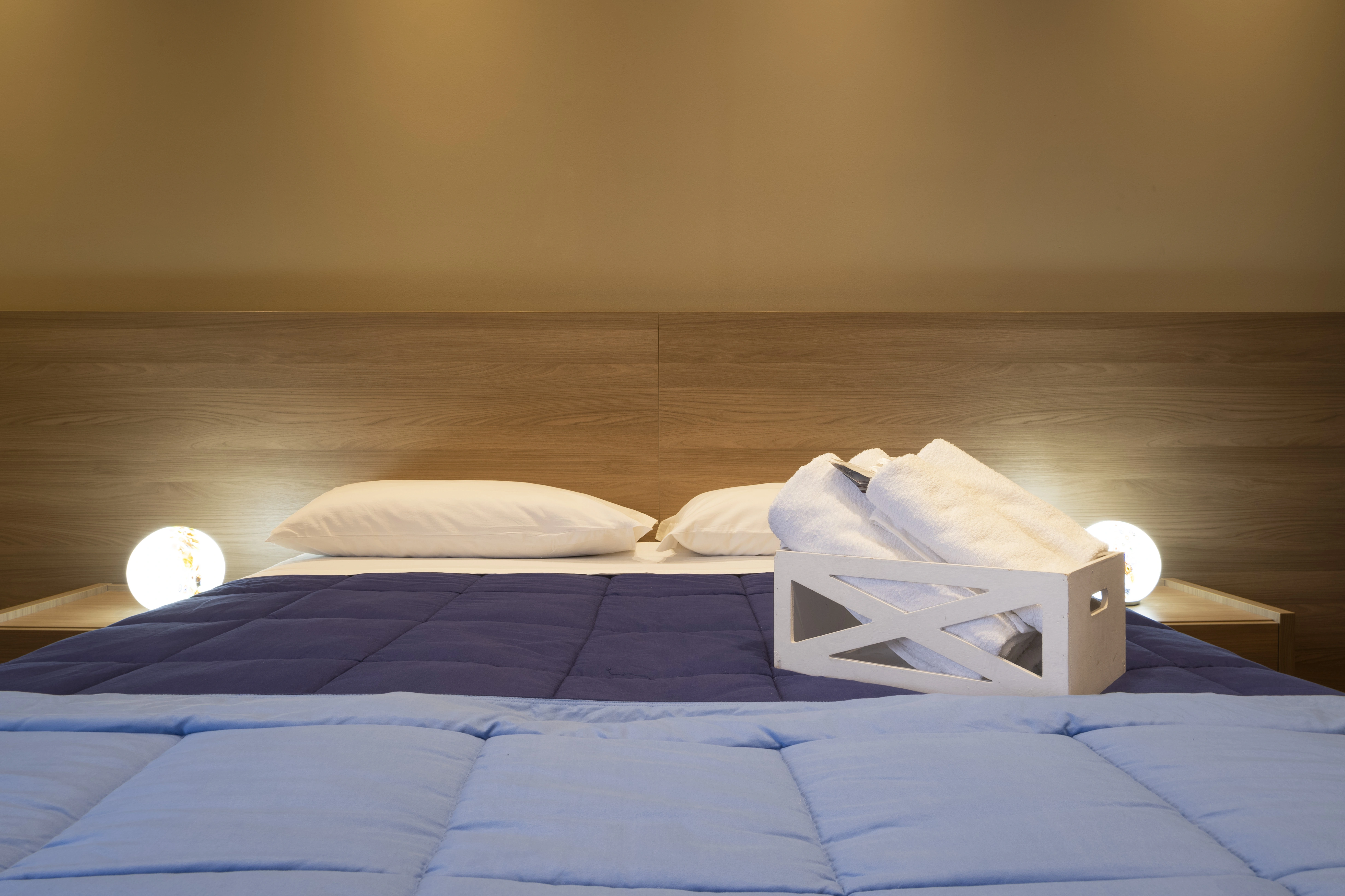 Camera-Allaro-fronte-letto