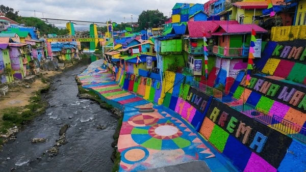 REINVENTING NEIGHBOURHOODS