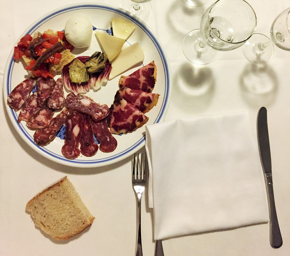 How to Eat in Italy like an Italian: 35 Etiquette Tips!