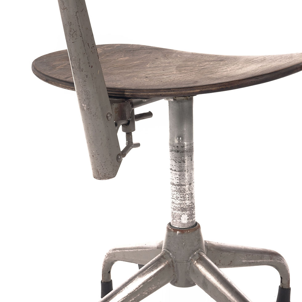 縮圖：Wooden industrial chair