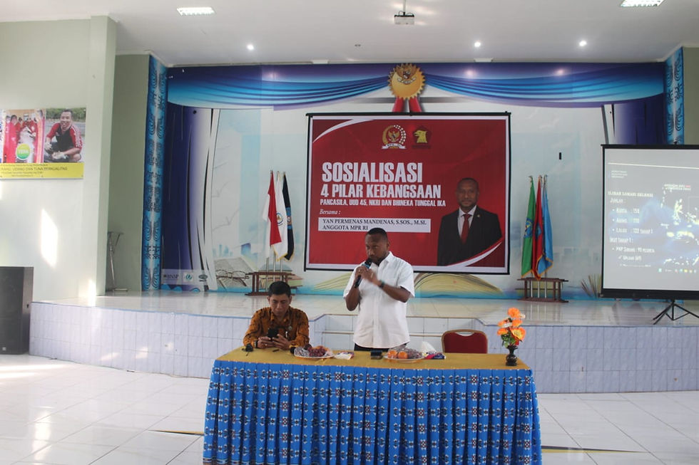 Foto Yan Mandenas menyampaikan materi Empat Pilar