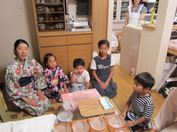 2016年7月24日　浴衣茶会 (卒業生のお子様方お運びお手伝い練習中)