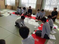 旭丘中学校茶席体験教室 (8)