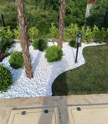 Beyaz çakıl taşları ile modern bahçe peyzajı