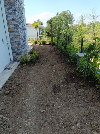 Yeni bahçe peyzajı çalışması: toprak hazırlığı