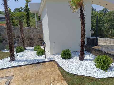 Beyaz çakıl taşlarıyla modern bahçe peyzajı tasarımı