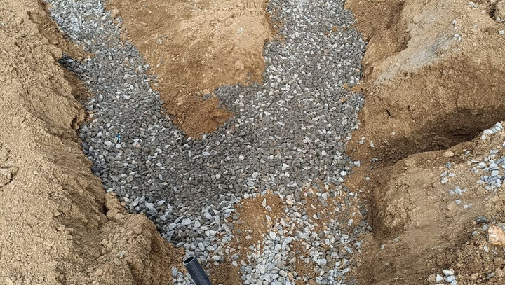 Bahçe sulama sistemi için hazırlanan drenaj çukuru