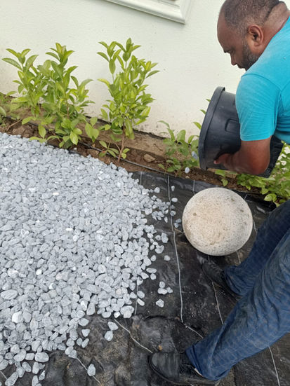 Bahçeye çakıl döşeniyor, peyzaj çalışması