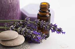 essential-oil-bottle-with-lavender-candl