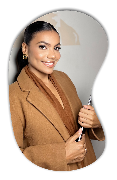 Psicóloga Emanuelly sorrindo com o tablete em suas mãos.