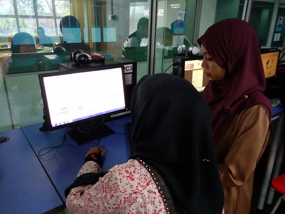 Pn Darni sedang membimbing student2 nya