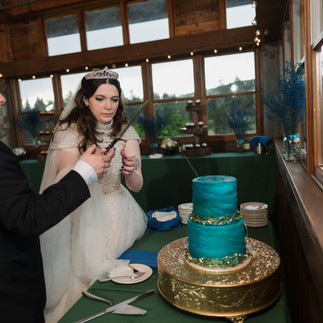 Bride and groom cutting a teal wedding cake at Gold Mountain Golf Club
