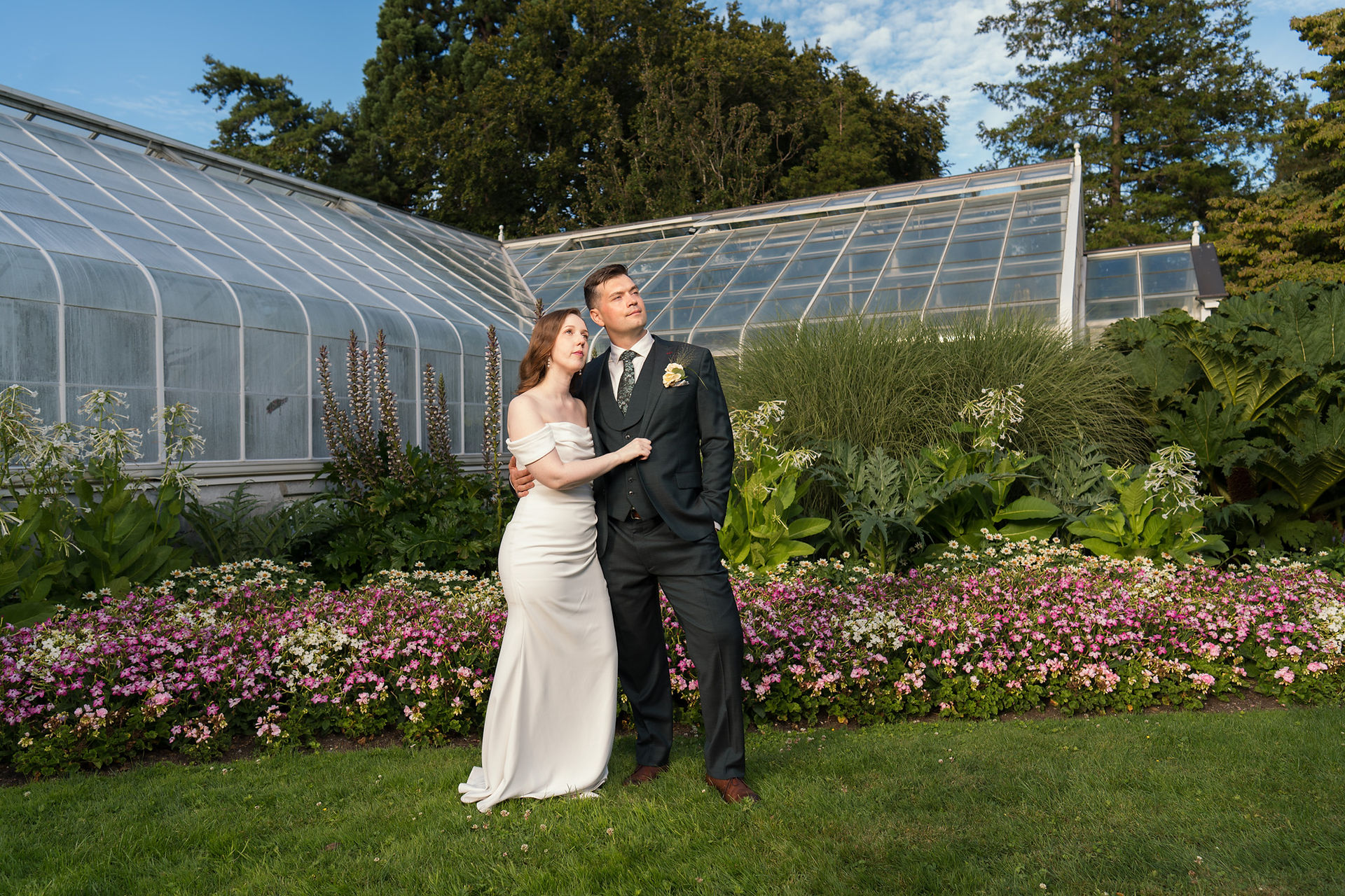 Wedding couple outside Volunteer Park Conservatory in Seattle.