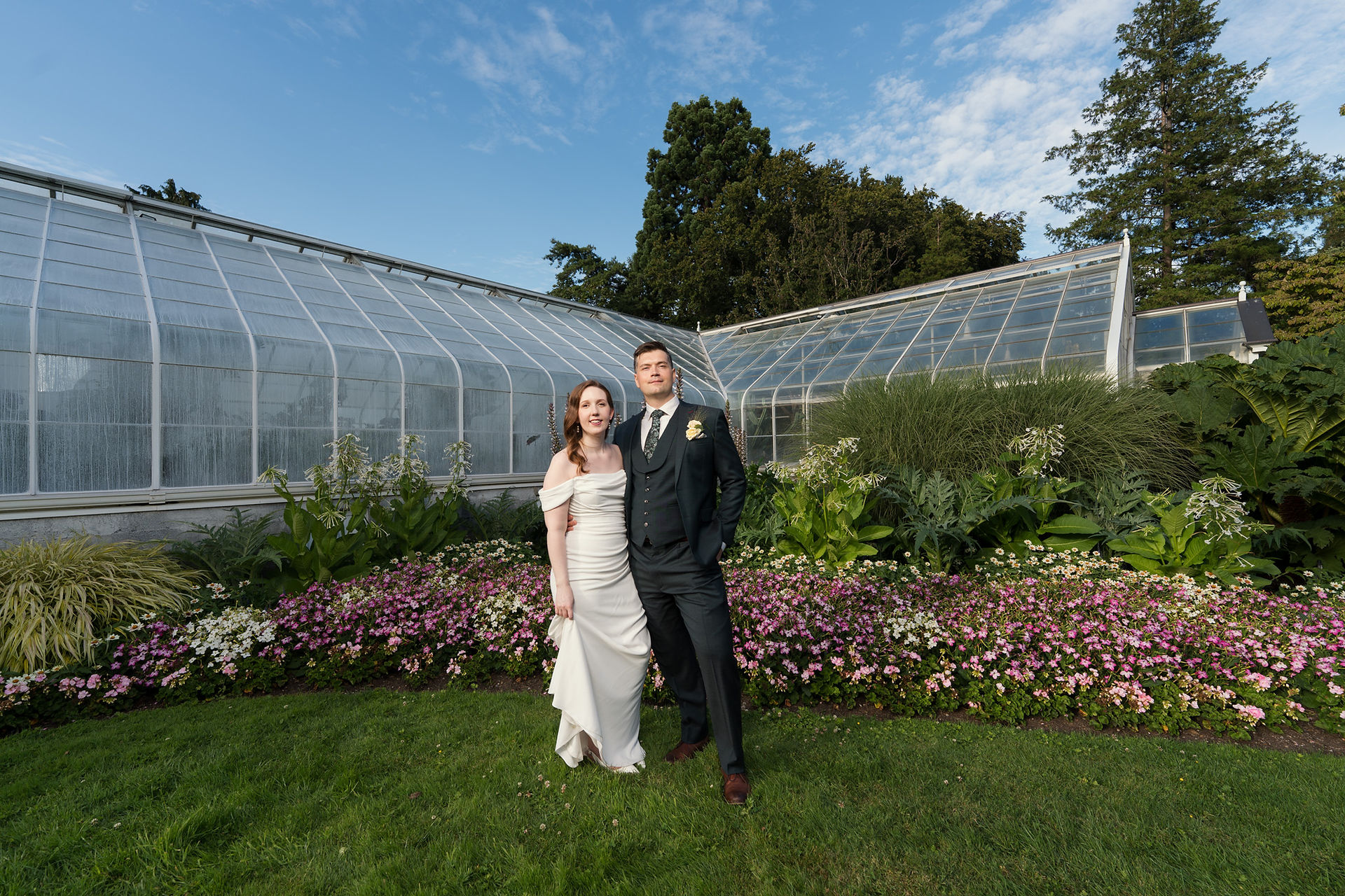 Wedding couple outside Volunteer Park Conservatory in Seattle