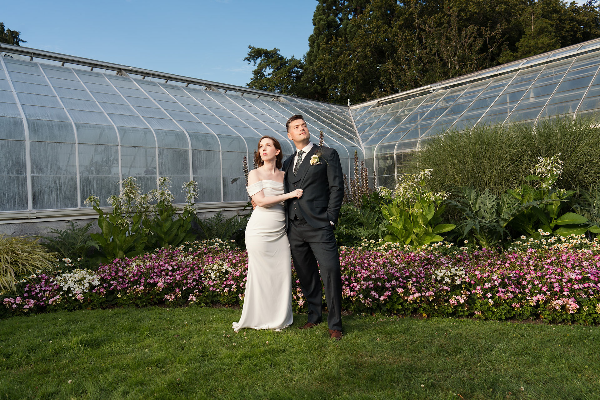 Wedding couple outside Volunteer Park Conservatory in Seattle