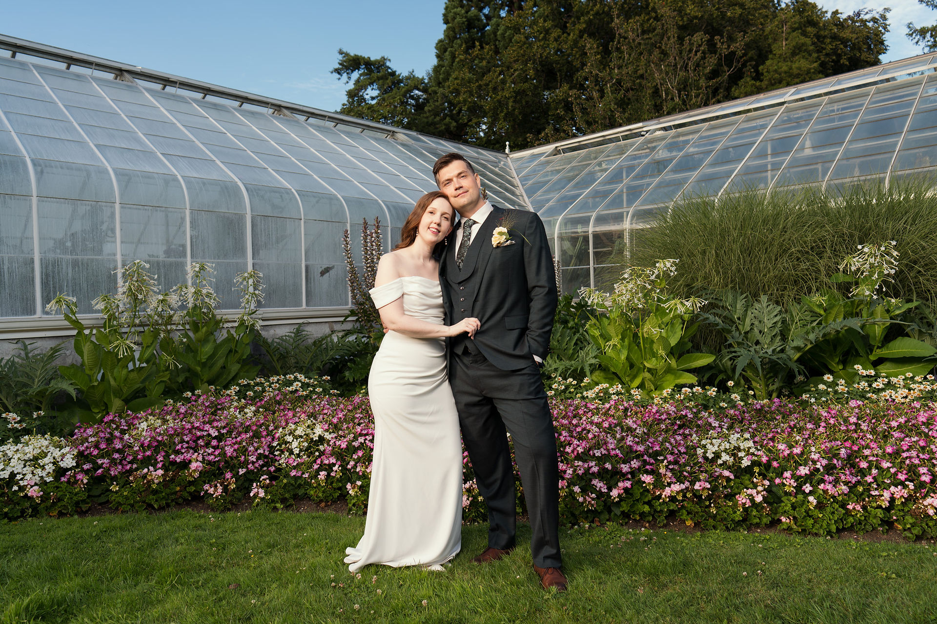 Wedding couple outside Volunteer Park Conservatory in Seattle.