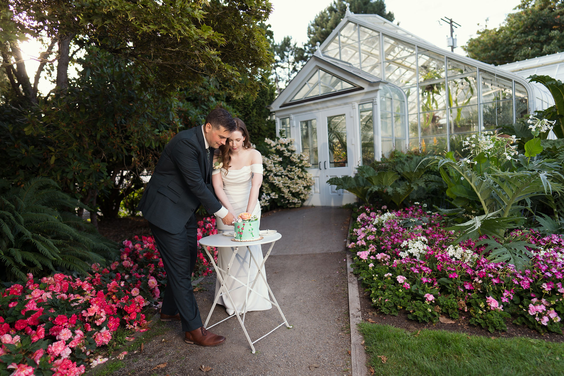 Couple cutting cake at Volunteer Park Conservatory in Seattle