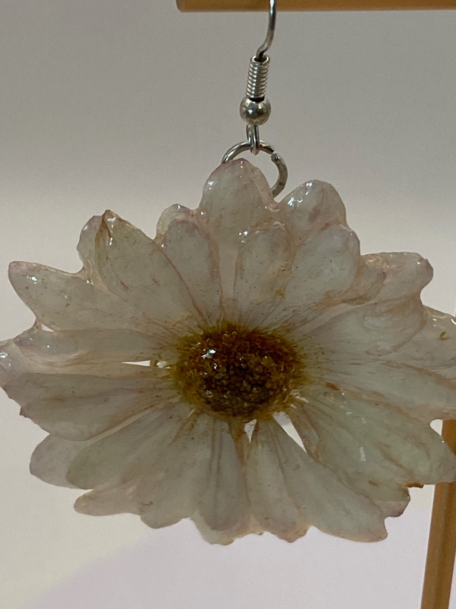 Real Flower Resin Earrings – Pure White & Blush Daisy Botanical Dangle