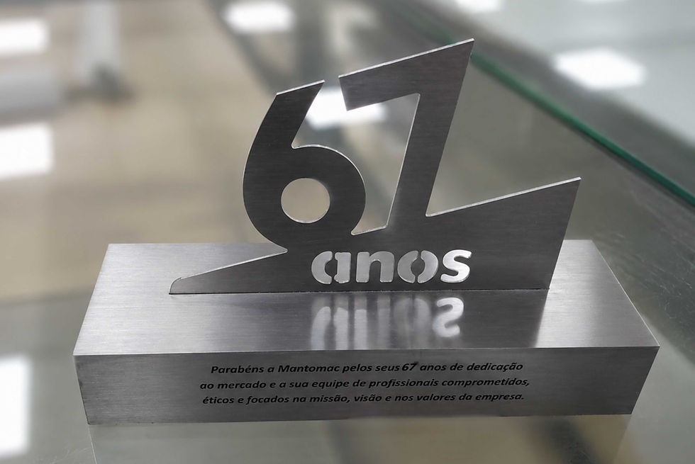 Troféu em aço escovado