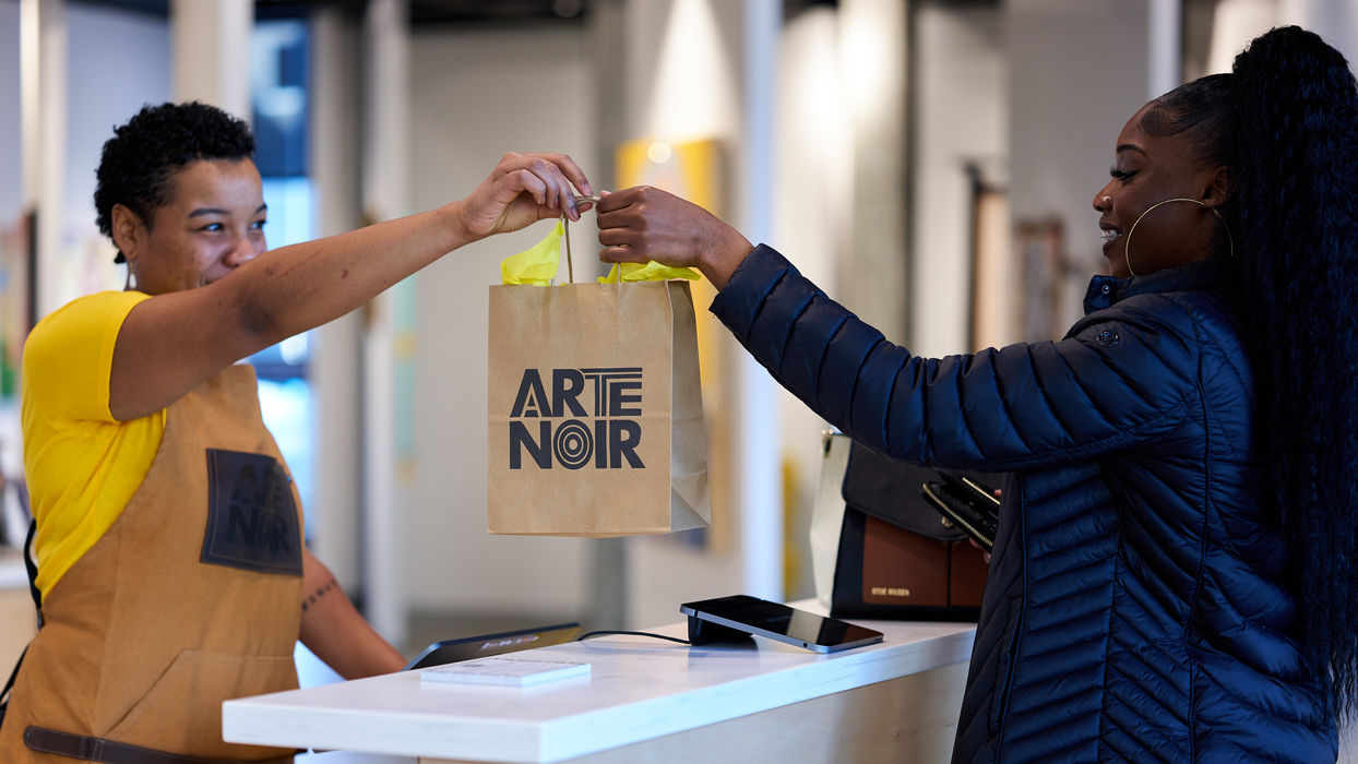 Customer receives Arte Noir shopping bag