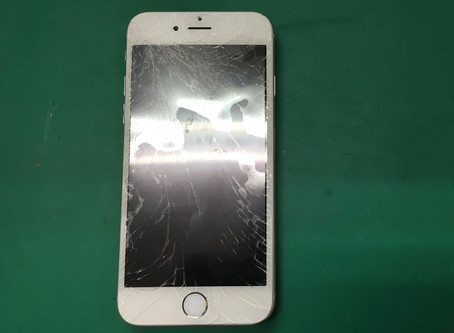 バキバキに割れたガラスはとってもキケン。iPhone6ガラス割れ修理。