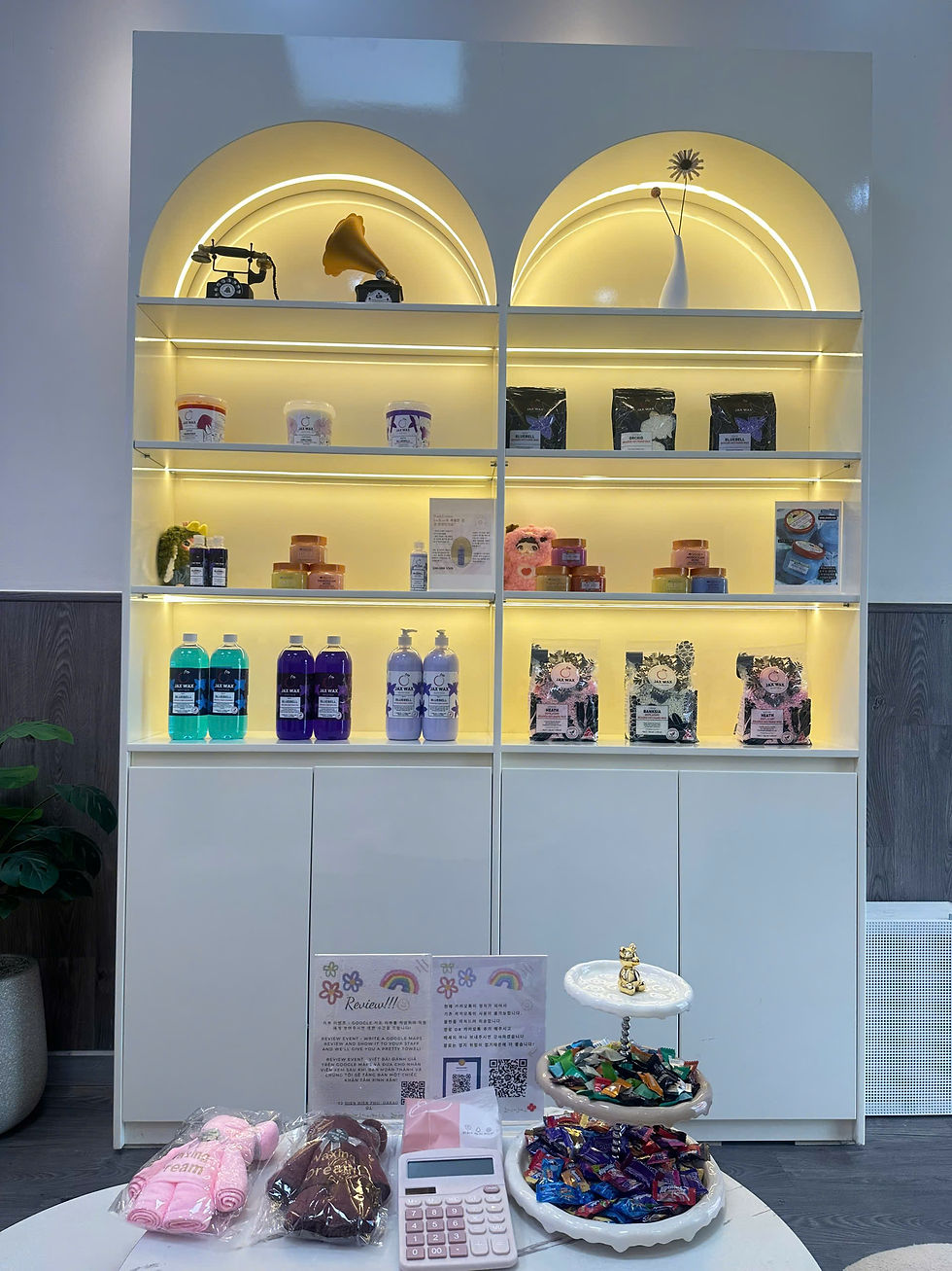 호치민 왁싱드림 시술 전후 관리 제품 진열대 – 피부 진정 및 보습 케어