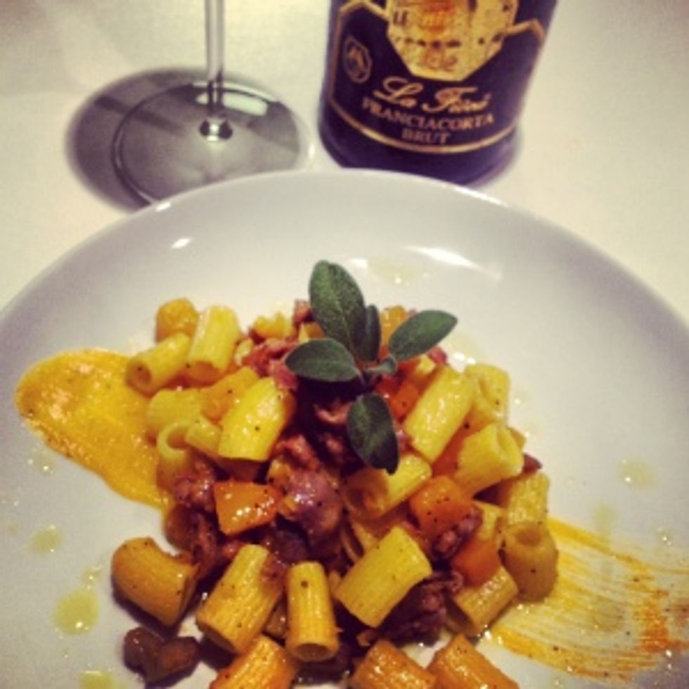 maccheroncini con bottiglia