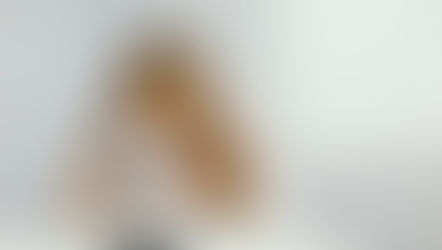 ragazza che usa un microscopio con occhiali protettivi gialli e sfondo bianco