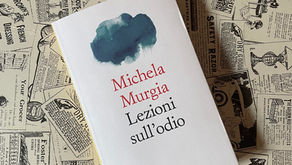 Libro di Michela Murgia "lezioni sull'odio" su sfondo con stampe bianche e nere
