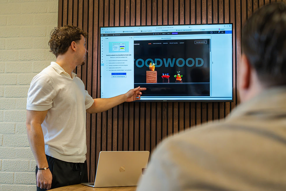 webdesigner presenteert nieuwe website van een klant