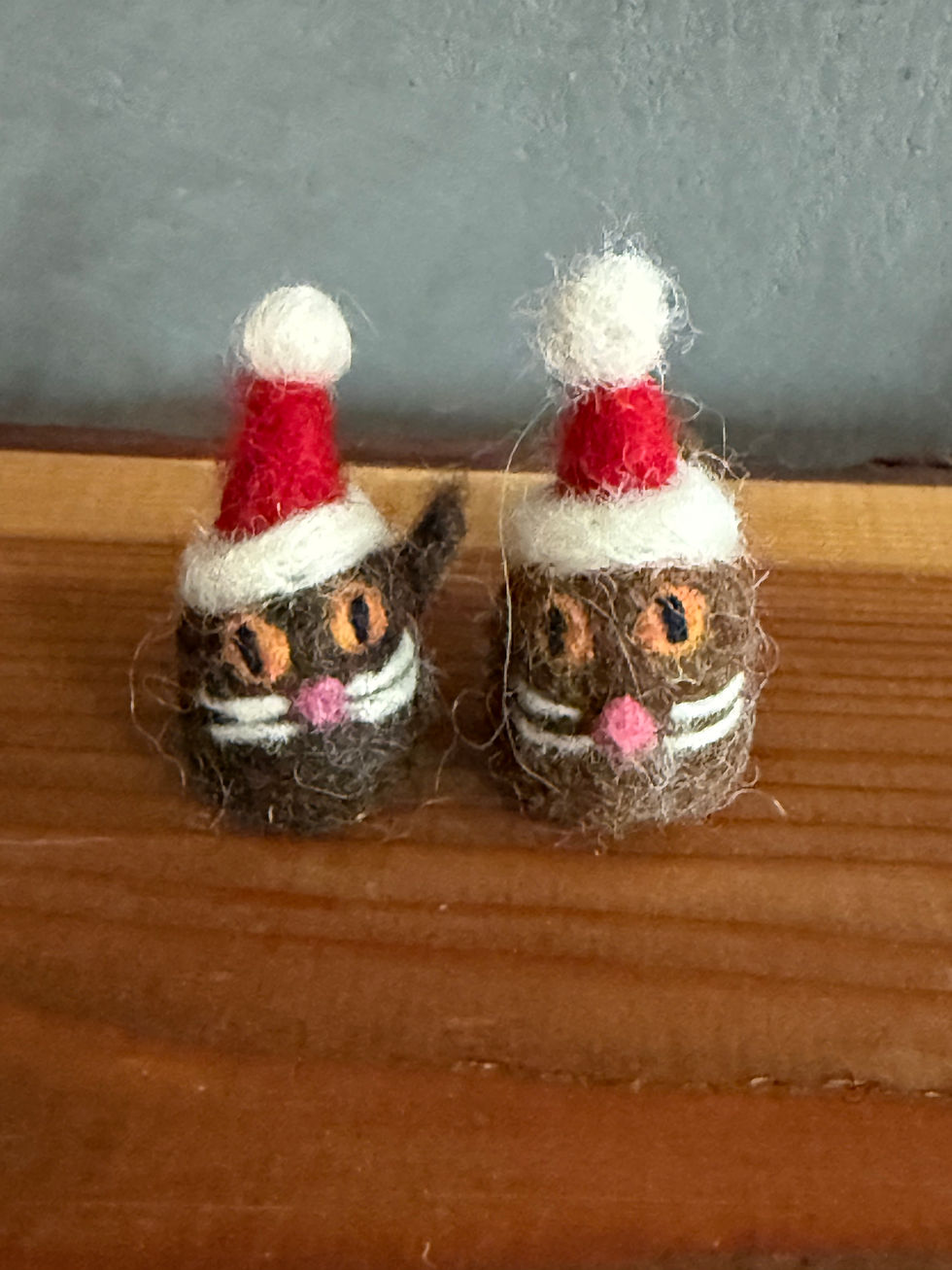 Thumbnail: Mini Glücksbringer-Wichtelkatze mit Weihnachtsmütze