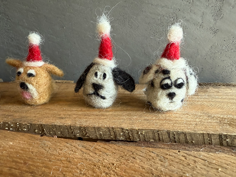 Thumbnail: Mini Glücksbringer-Wichtelhund mit Weihnachtsmütze