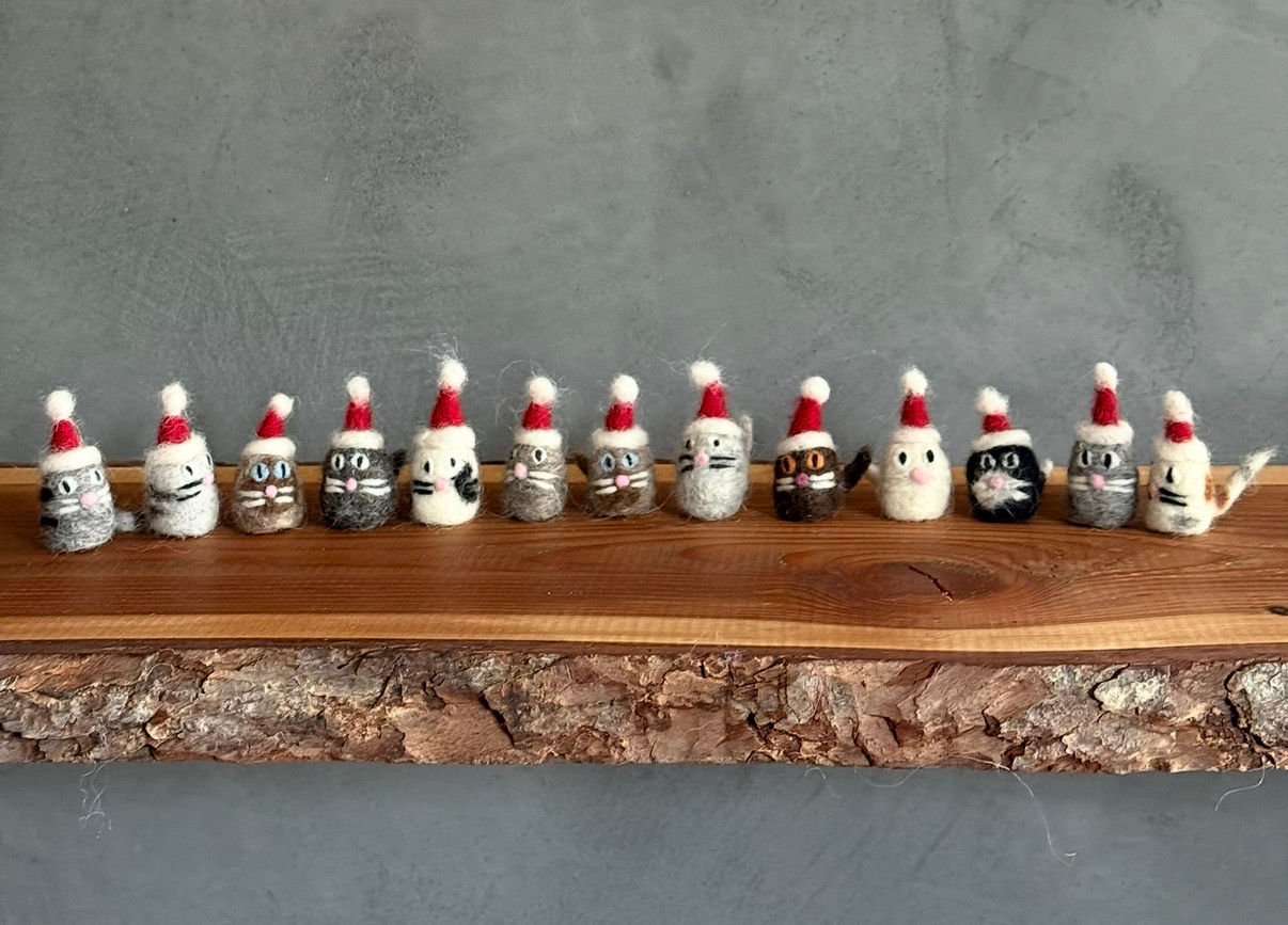 Mini Glücksbringer-Wichtelkatze mit Weihnachtsmütze