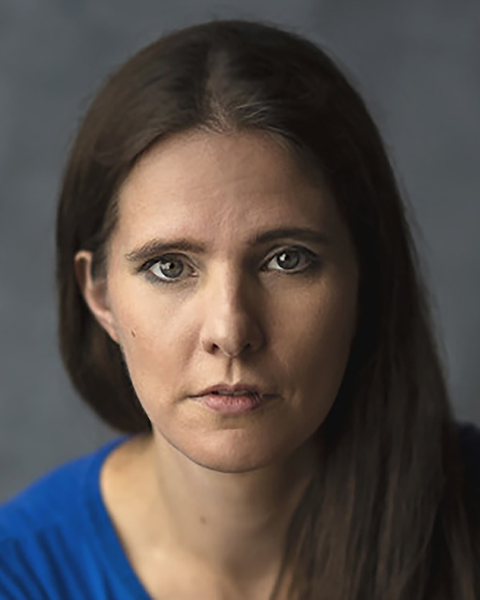Shanna Toft Headshot 17.png