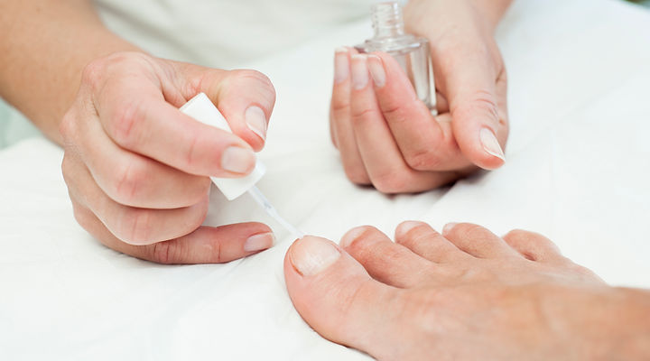 Pedicure hos Smuk som Altid i Lunderskov. Skøn fodbehandling med lakering af neglene. Shellac eller Vinulux