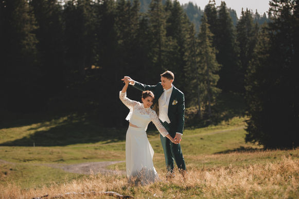 Photographie de mariage en Haute-Savoie – mariés face aux montagnes